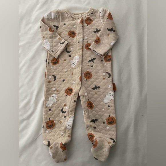 Lila & Jack Other - Lila And Jack Halloween One Piece Snap Button Footed Sleeper Size 0-3m in cream